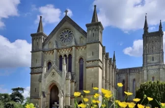 Study in Reading: The Ultimate Guide to Scholarship, Live, Learn & Grow